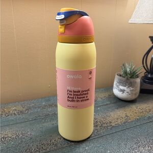 Owala freeSip- Yellow & Peach